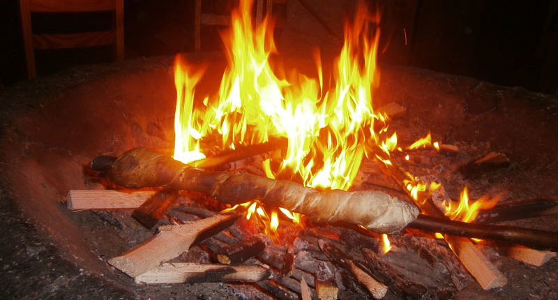Knuspriges Stockbrot über dem Feuer in der Grillhütte